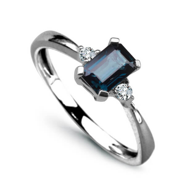 Prsten se safírem a diamanty 